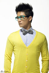 组图：袁子皓春装大片玩转色彩 尽显阳光帅气