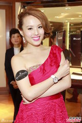 组图：张名雅性感秀事业线 计划卸任港姐发展路