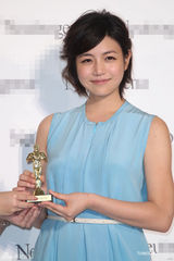 组图：桂纶镁陈妍希首次同场代言 相互欣赏不怕PK