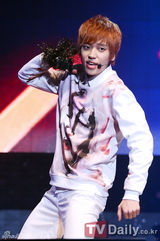 组图：韩团TEEN TOP携新碟回归 首唱会帅气