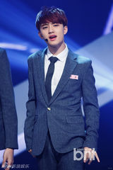 组图：EXO打榜夺冠 前WG宣美复出光脚秀长腿