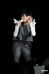 高清组图：何韵诗不改帅气风格 蘑菇头中性开唱