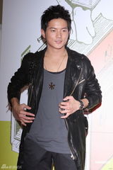 组图：宥胜签售新书 笑称被奶奶逼婚