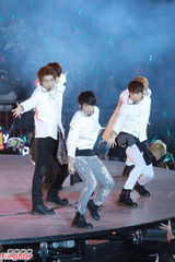 组图：SHINee演唱会空中劲歌热舞大玩飞天