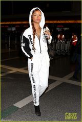 组图：蕾哈娜连体衫身材姣好 麻花辫似邻家少女