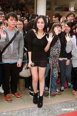 高清图：谢安琪穿热裤大学内与学生分享新歌 