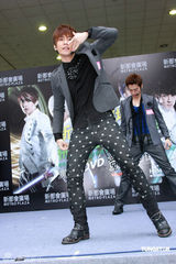 幻灯图集：飞轮海迟到狂迷不减 吴尊惨被摸胸尴尬