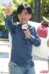 组图：吴宗宪为爱徒站台 遭调侃收入缩水