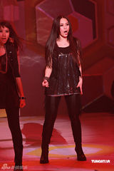 幻灯：阿娇变小魔女舞姿养眼 劲甩长发表演卖力