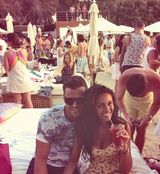 组图：英肥皂剧女神迪拜度假 低胸短裙甜蜜性感