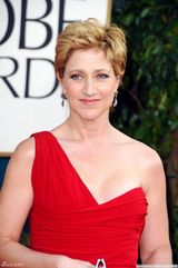 高清图：伊迪-凡尔克红色长裙演绎知性女神