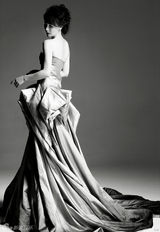 组图：陈数拍摄时尚杂志 长裙曳地展现精致侧颜