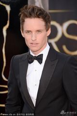 组图：85届奥斯卡红毯-雷德梅尼插兜耍帅