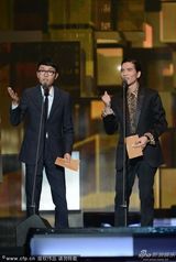 组图：方大同萧敬腾颁奖 互侃入围多次没拿奖