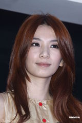 组图：Hebe赞Selina婚纱照 期待好友开启人生新旅程