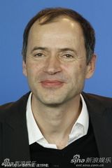 高清图：《未来》发布会 导演米兰达获两帅护花