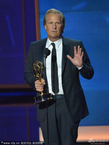 组图：杰夫-丹尼尔斯获艾美剧情类最佳男主角