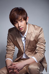 组图：邓伦花样西装写真 韩范美男青春时尚