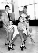 组图：盘点伊丽莎白-泰勒与儿女温馨合影