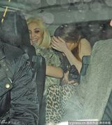 组图：单身比伯携两辣妹夜店狂HIGH同回酒店