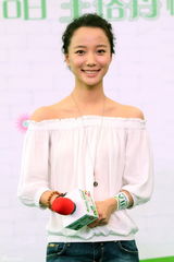 组图：王珞丹现身广州会粉丝 微博自嘲额头伤疤