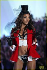 组图:维密年度大秀开幕泰勒献唱 众超模T台斗艳