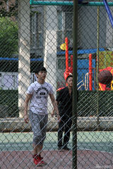 组图：陈晓【演员】街头与小伙伴打篮球 远投进筐展球技