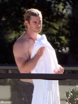 组图：克里斯-海姆斯沃斯半裸秀肌肉