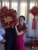 组图：杨幂刘恺威婚礼前露面 桃红裙子喜庆