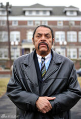 组图：粉丝自发悼念惠特尼-休斯顿 教堂外跪地祈祷