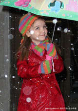 幻灯图集：阿汤嫂雪天带女儿购物 苏瑞顽皮舔雪