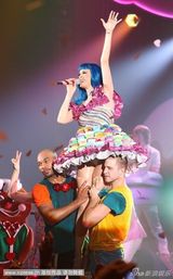 组图：凯蒂-佩里伦敦开唱 造型多变蛋糕裙超级雷人