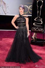 组图：第85届奥斯卡红毯-奥斯本紫发露背裙抢镜