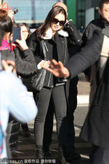 组图：韩星朴信惠亮相北京 获赠礼物笑脸盈盈