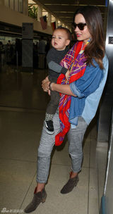 组图：超模米兰达-可儿带儿子现身洛杉矶机场