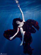 组图：范冰冰水下虞姬艳妆 红纱曼妙幽然气质