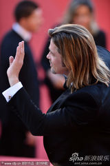 组图：皮特戛纳走秀长发黑超显帅气