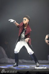 组图：韩庚帅气出席颁奖礼 现场热舞俊逸非凡