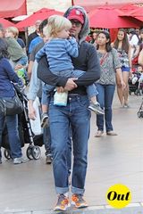 组图：“孔雀”波莫与男友结婚 两爸三娃超萌