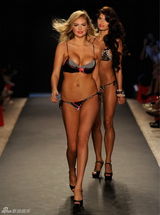 组图：超模凯特-阿普顿为内衣走秀 胸部丰满