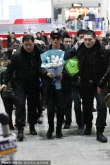 组图：李准基现身机场 粉丝激动摔倒获偶像搀扶