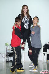 组图：浩角翔起搭配侯佩岑主持跨年秀舞技