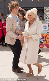 组图：英王子查尔斯夫妻各揽舞伴秀舞技