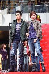 组图：杨谨华蓝正龙为品牌代言 搭档走秀默契十足