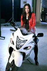 组图：秦岚《爱璀璨》造型曝光 红衣车手酷劲十足