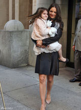 高清组图：凯蒂-赫尔姆斯黑衣亮相 苏瑞做鬼脸