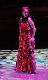 组图：众艺人水立方开唱 李宇春镂空皮衣抢眼