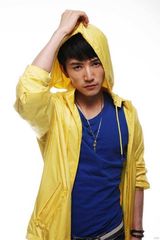 组图：国产美男许诺拍新写真 秋装大片动感十足