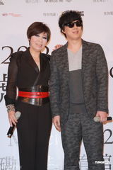 组图：黄小琥即将唱响香江 萧煌奇如愿踏足红馆