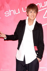 组图：吴克群健身升级胸罩杯 将请歌迷验证腹肌真假